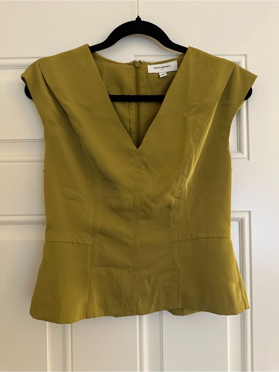 Banana Republic Tops - Banana Republic V-Neck Cap Sleeve Top